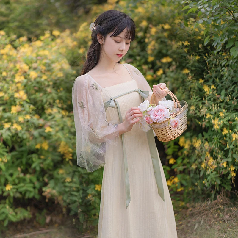 

Spot to film the two sleeve moonlight shallow cream-colored heavy loose embroidery han elements to improve special dress