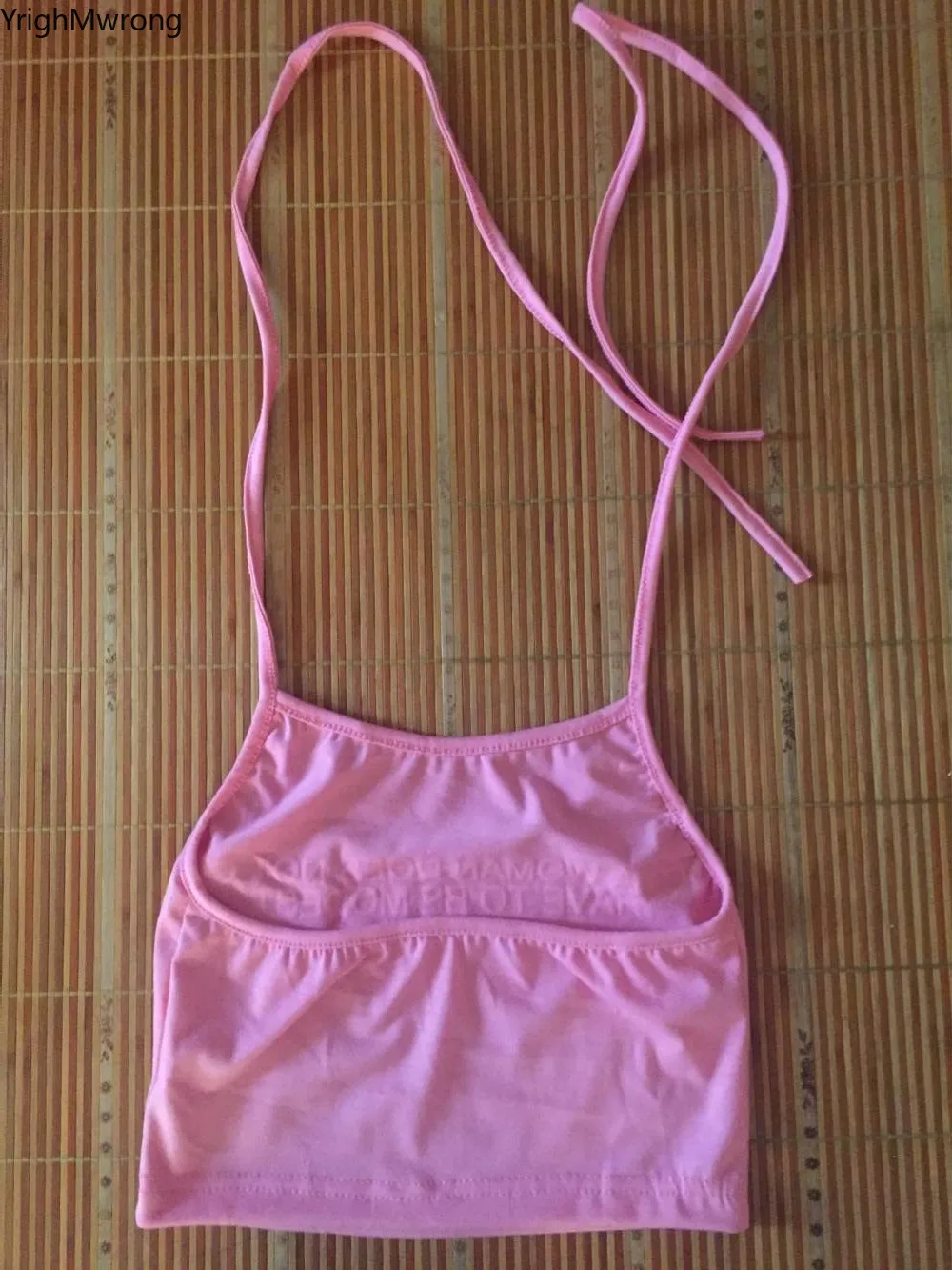 Женский облегающий топ на бретельках розовый укороченный с буквенным принтом