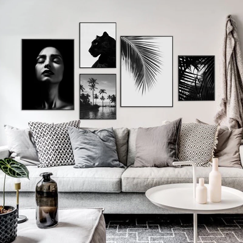 Чёрно-белая картина на холсте с печатями листьев пантеры и красивой женщины на заднем фоне для украшения гостиной дома.