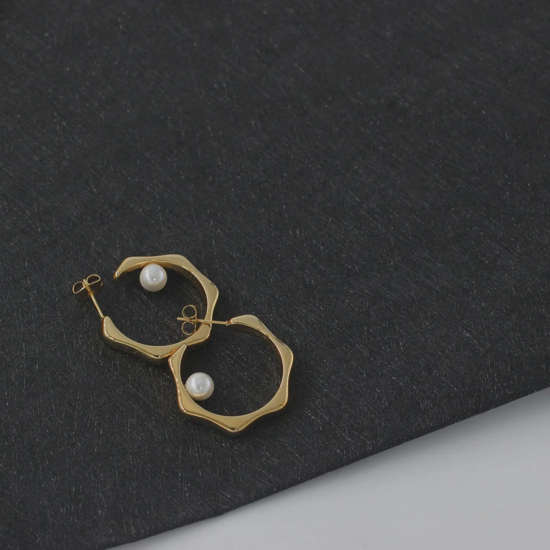 

2021 Korean Fashion Hot Sale Geometry Shape Gold Plated Earring Simple Punk Women Pearl Dangle Earring Trend Women Party Jewelry