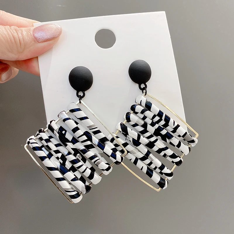 

Японские и корейские длинные модные индивидуальные квадратные черно-белые женские серьги из искусственной кожи