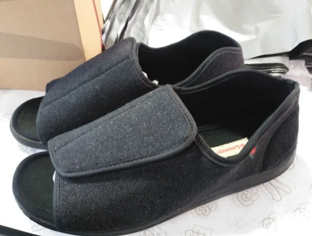 mens velcro slippers size 8