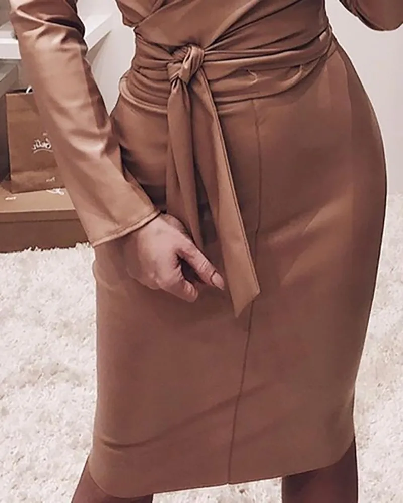 Женское платье из искусственной кожи с глубоким бантом и длинным рукавом поясом
