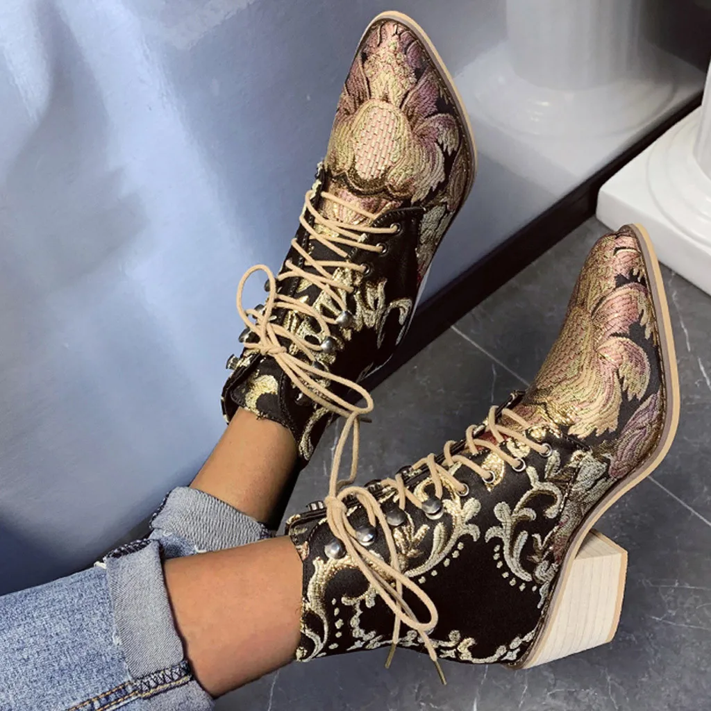 Женские ботинки в стиле ретро замшевые с вышивкой на квадратном каблуке обувь