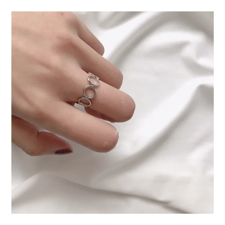 Женское кольцо серебряного цвета с круглой цепочкой|Обручальные кольца| |