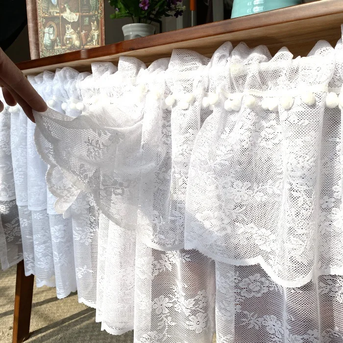 Оконная занавеска короткая идиллическая белая пряжа цветные шарики полуштора