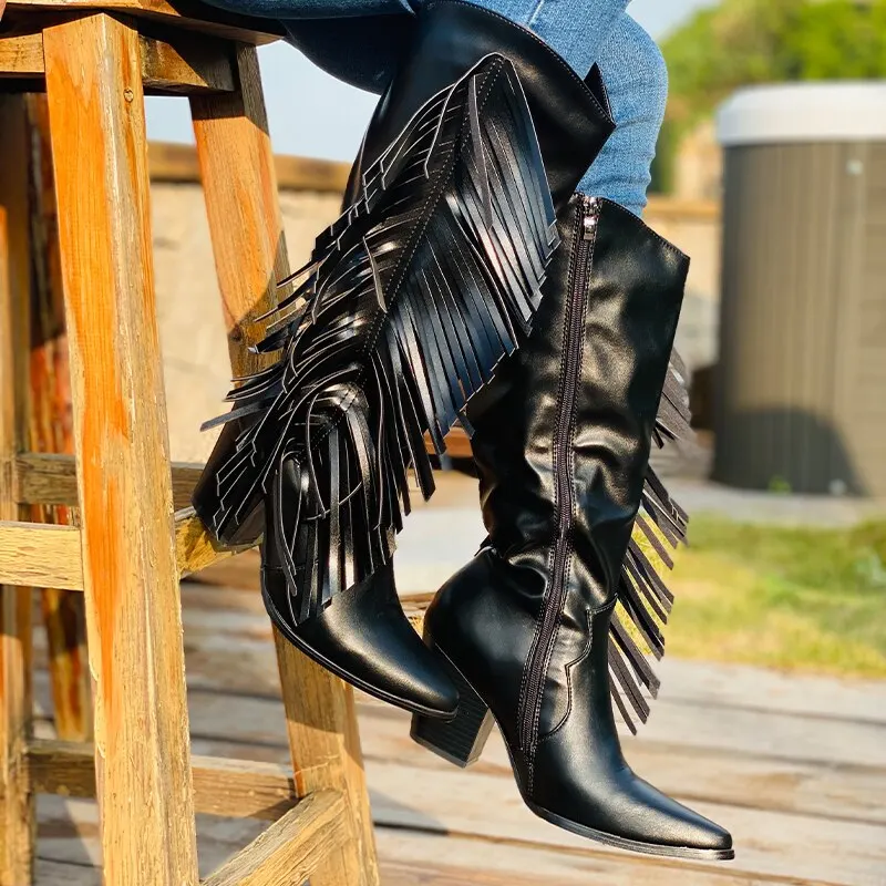 Женские замшевые сапоги до колена с вышивкой кисточками и заостренным носком на