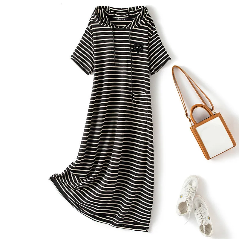 Женское летнее платье в черно-белую полоску с коротким рукавом и капюшоном -