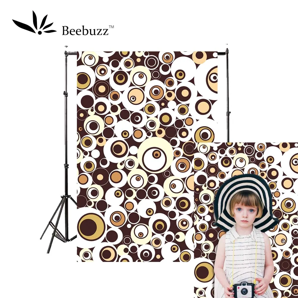 Фотостудия с простым и щедрым фоном в форме круга для фотосъемки персонажей на фототелефон.