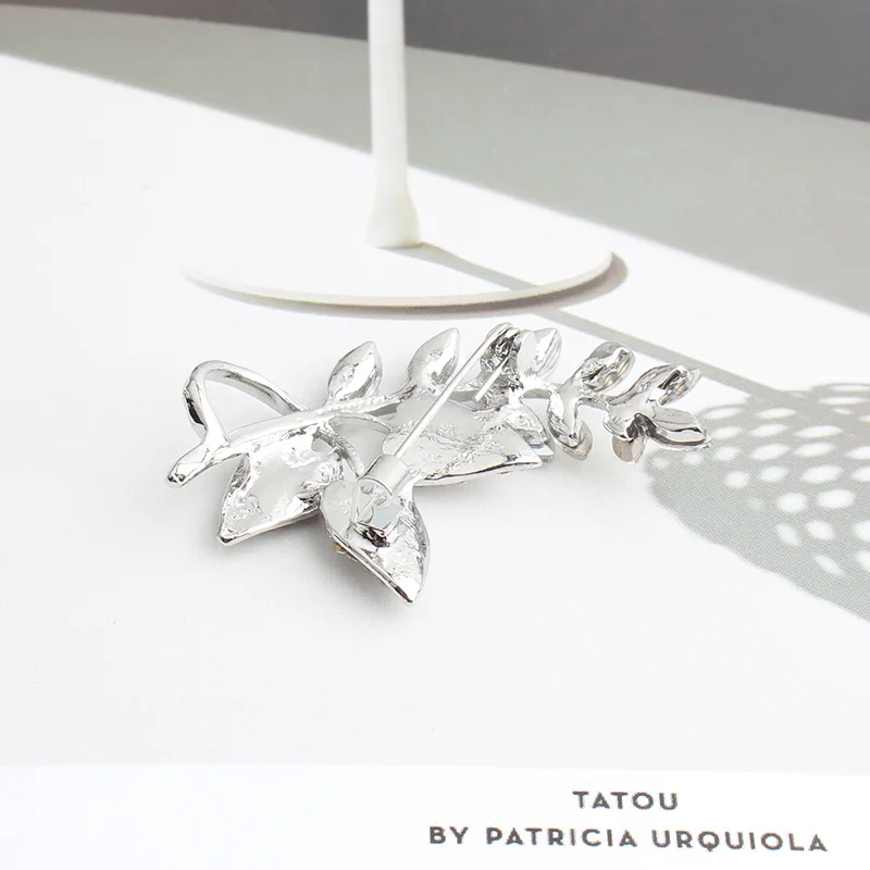 

Pomlee Clear Flower Brooches For Women Simple Design Fashion Jewelry Wedding Pin And Brooch Bijouterie Broches Gift