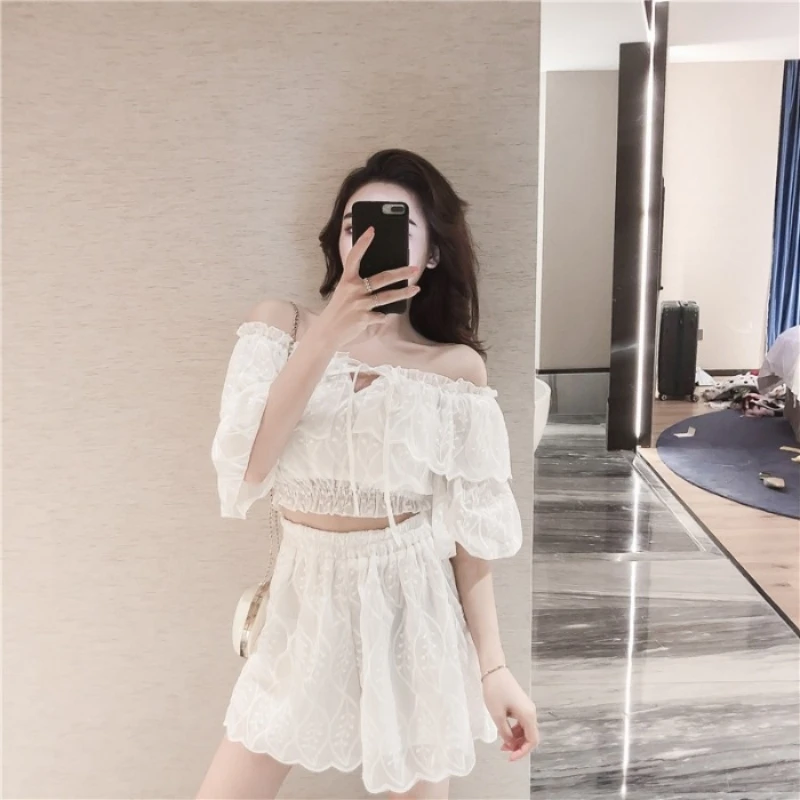 Летний модный белый топ с оборками и открытыми плечами + широкие укороченные