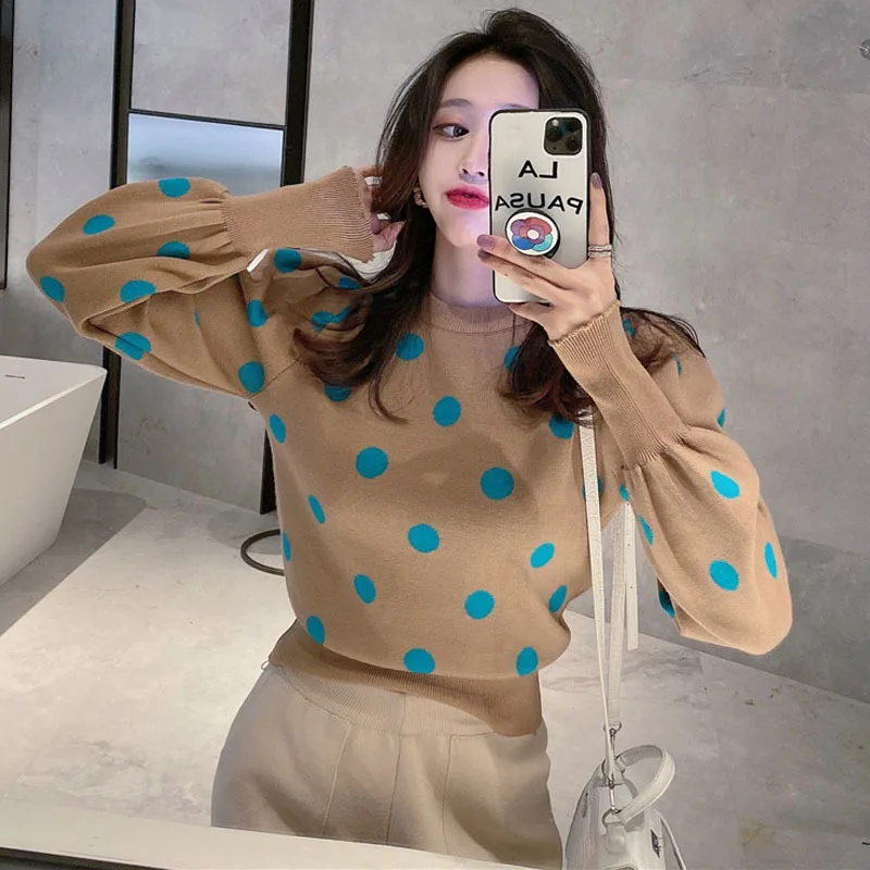 Свитер женский трикотажный контрастных цветов в горошек с пышными рукавами