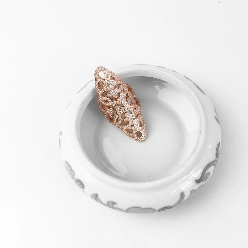 Кольцо коктейльное цвета розового золота с арабическим цирконием модное кольцо