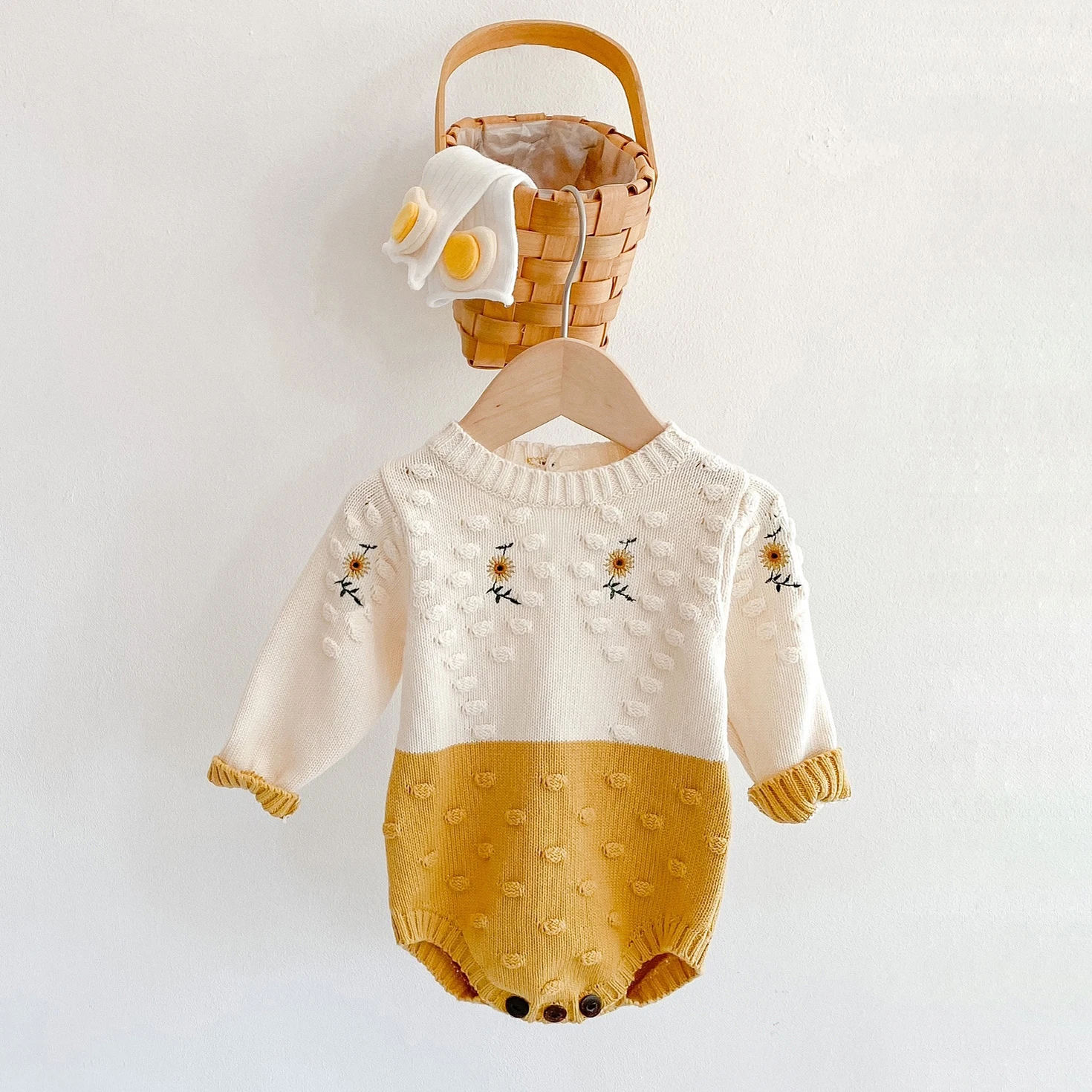 

Newborn Baby Girls Knitted Triangle Romper Jumpsuit 2022 Full Sleeve Embroidery Floral Bodysuit Kids Spring Autumn One-piece