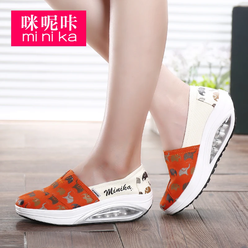 

Летом модные женские повседневные туфли-качалки на низкой платформе