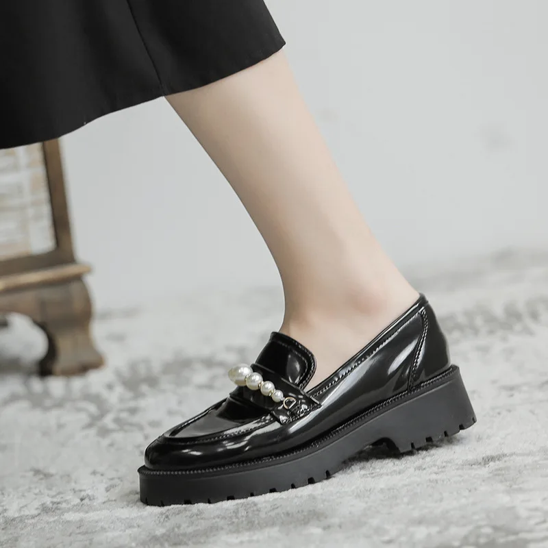 

Новинка Осень 2021 Популярная Корейская версия кожаные туфли с жемчугом женские одношаговые Лоферы женская обувь на платформе с круглым носк...
