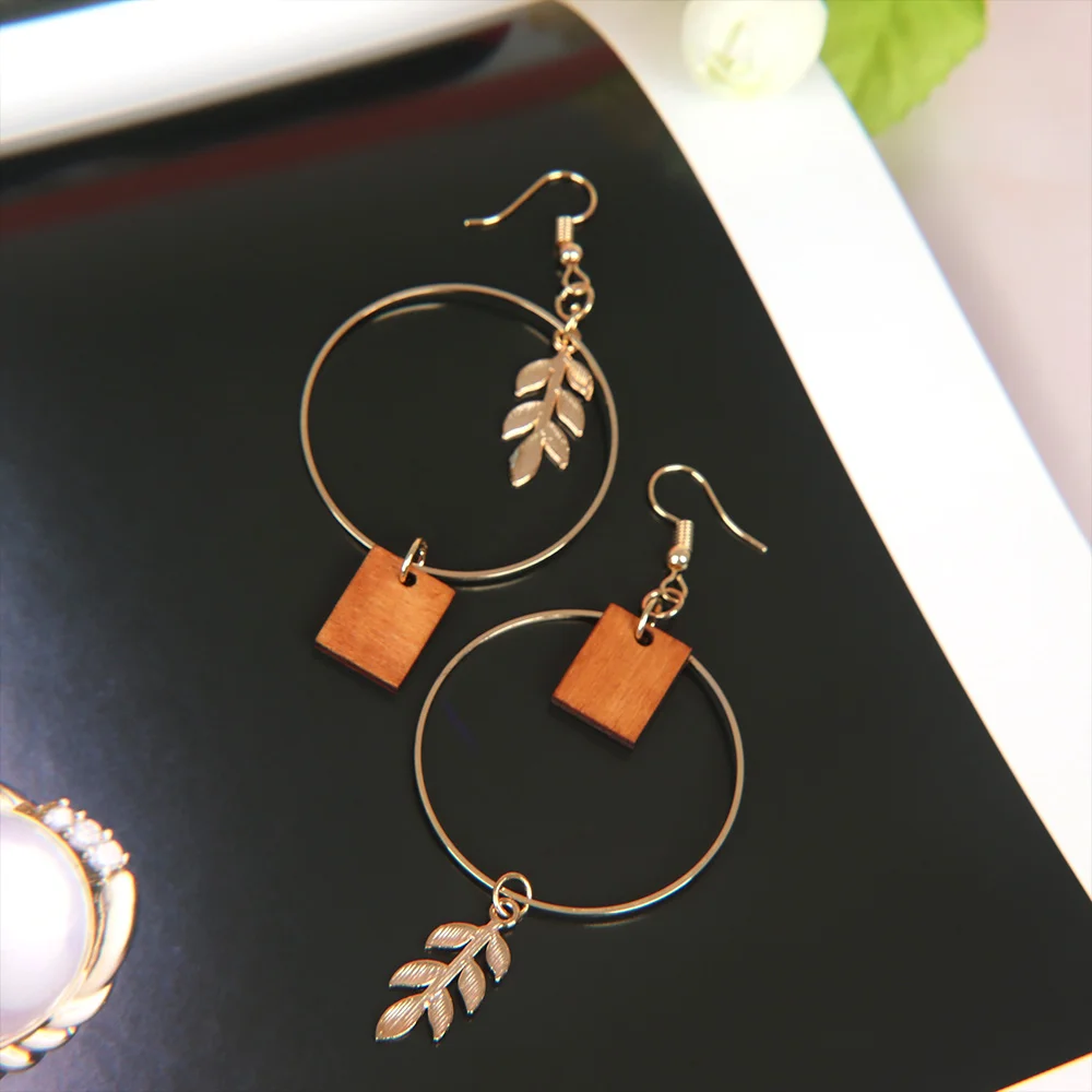 Женские серьги-подвески в форме листьев золотистого цвета геометрические
