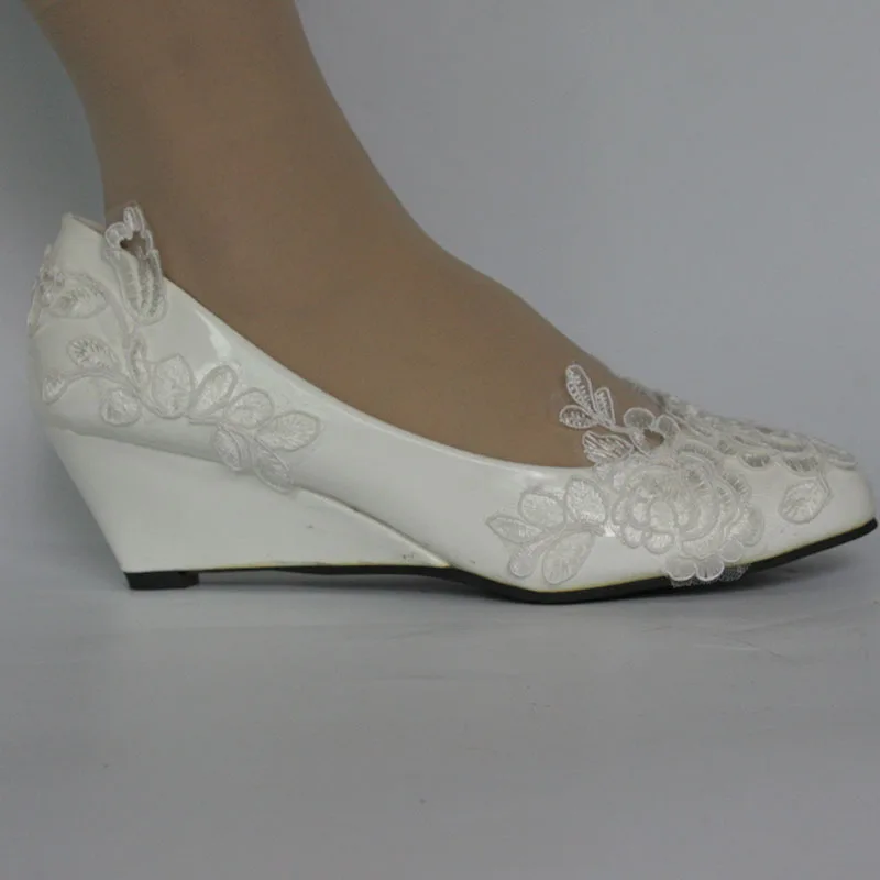 Женские свадебные туфли на танкетке белые кружевные низком каблуке с закрытым