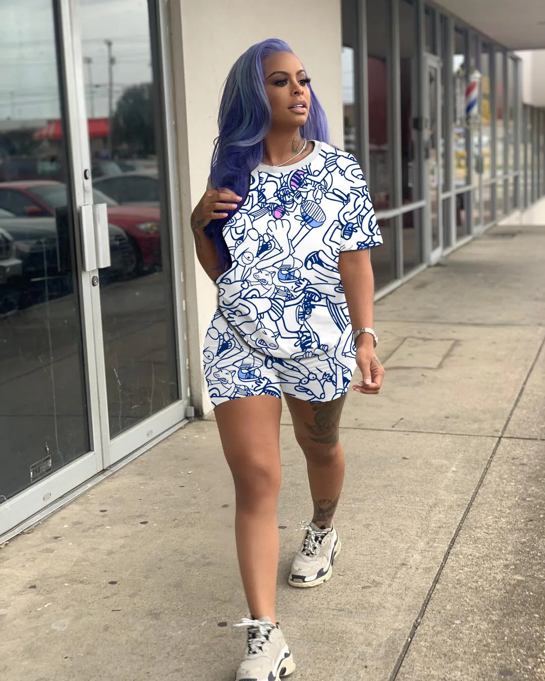 Женский короткий спортивный костюм из двух предметов с мультяшным принтом| |