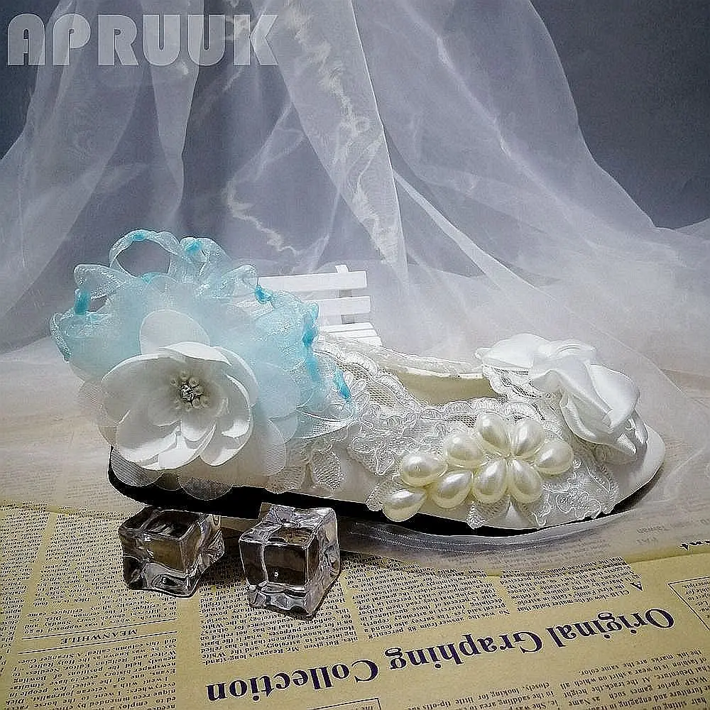 Белое кружевное платье цвета слоновой кости с жемчугом цвет небесно-синий