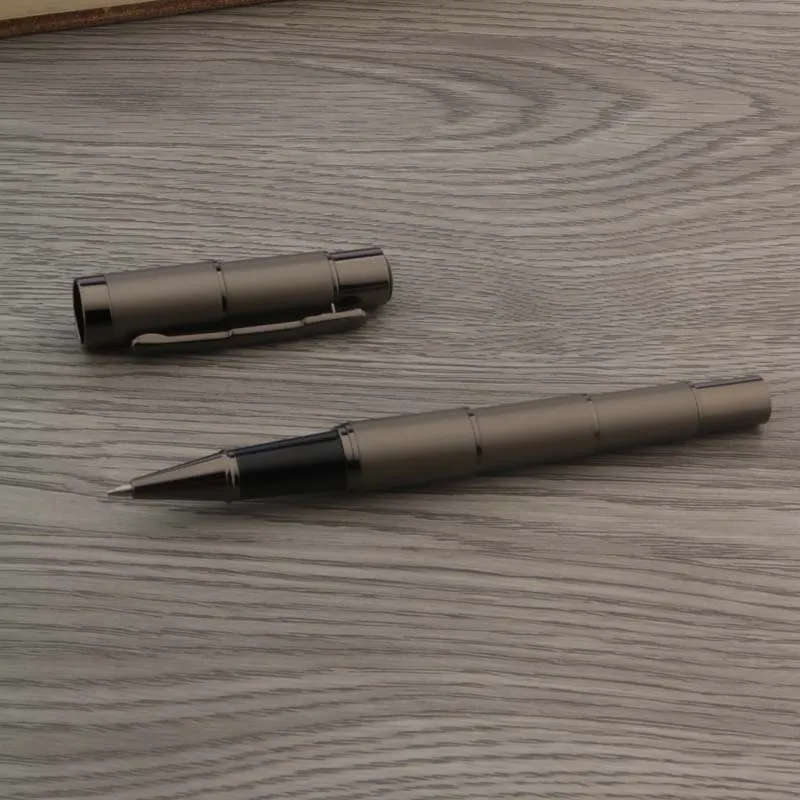 Шариковая ручка серого цвета с матовым покрытием серый металлический пистолет