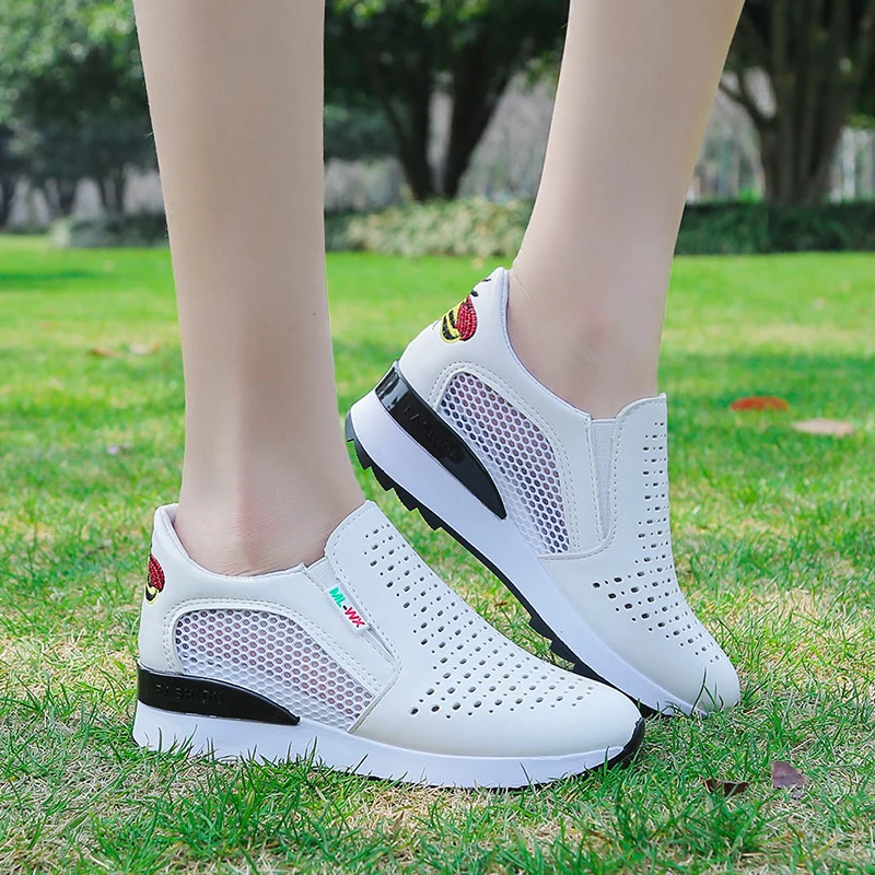 

2020New thick-soled inner-increasing single shoes women's shallow mouth embroidery small bee casual shoes hollow sports shoes