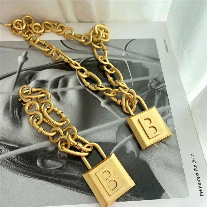 

SRCOI Vintage Chunky Metal Thick Chain Necklace Geometric Letter B Lock Pendant Necklace Fashion Women Punk Jewelry Accessories