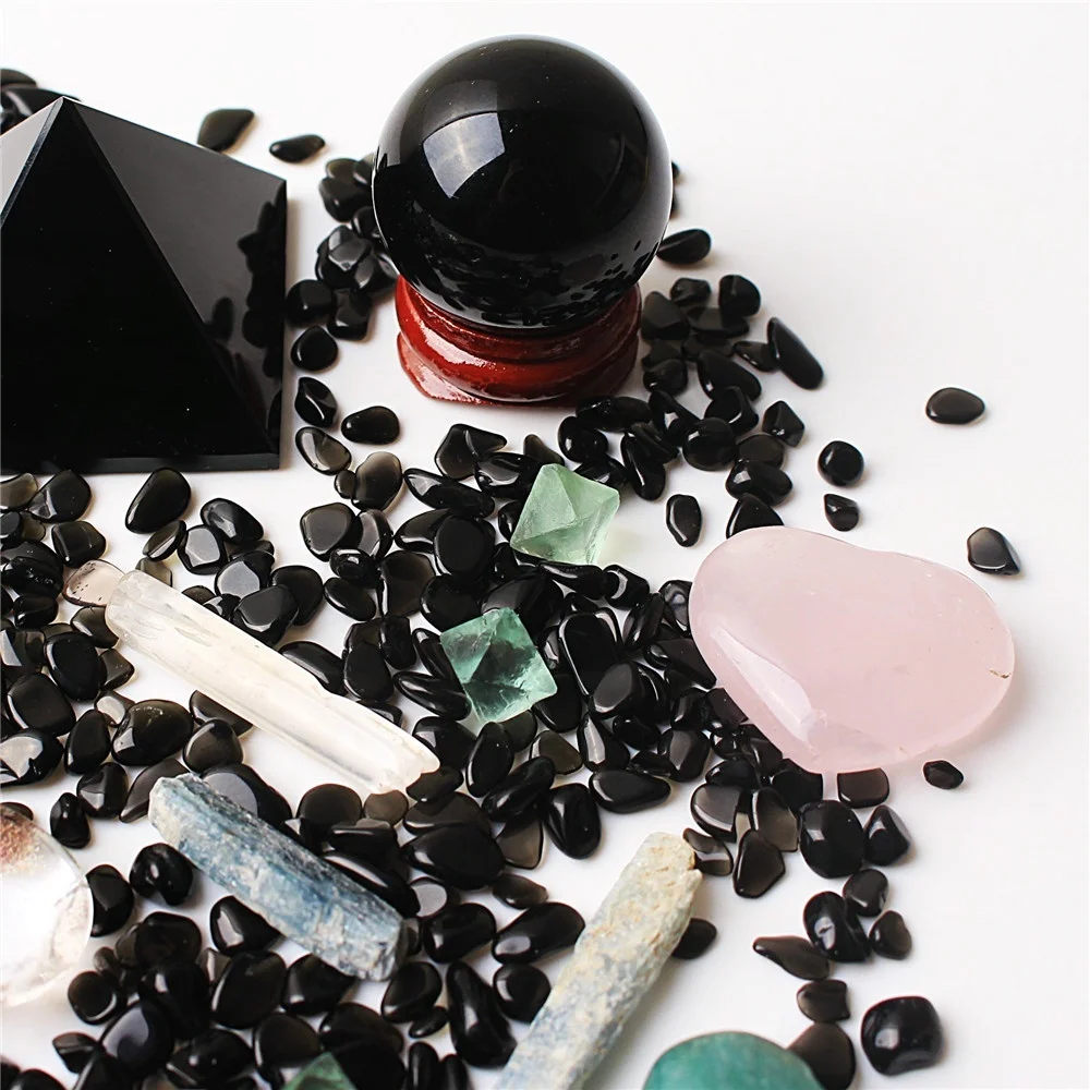 Множество смешанных природных кварцевых кристаллов обсидиан обелиск шар гравий