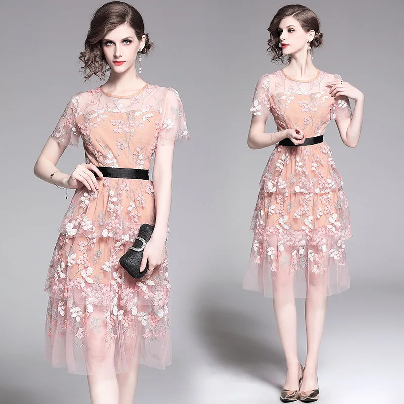 Женское многослойное платье выше колена розовое из тюля с цветочным принтом и