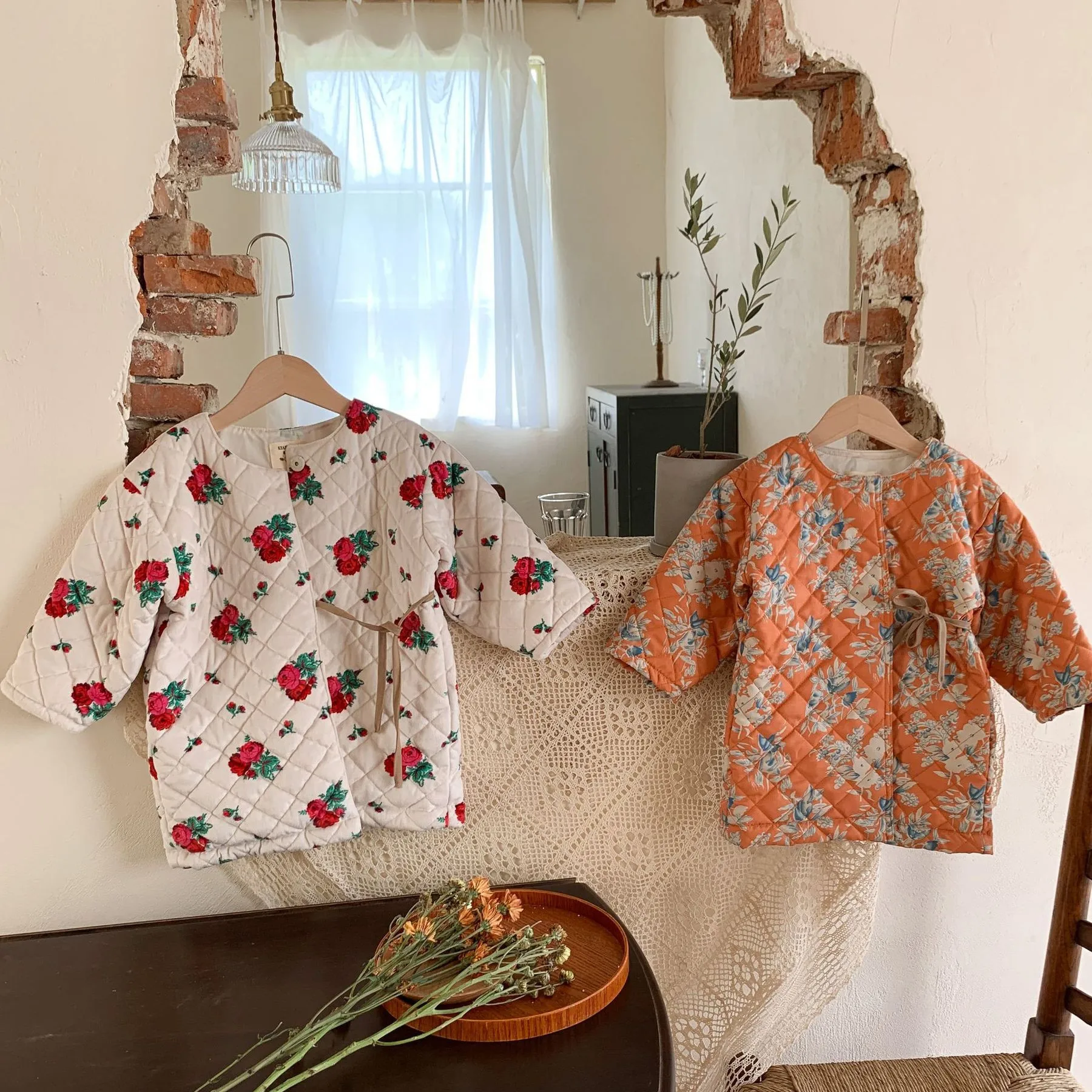 Пальто детское зимнее длинное с хлопковой подкладкой и цветочным принтом |