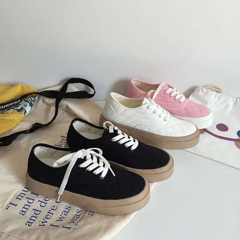 Женские однотонные кроссовки на плоской подошве розовые или белые универсальные