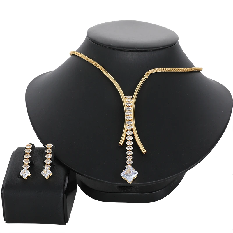 

Комплект из колье и серёг, с кристаллами