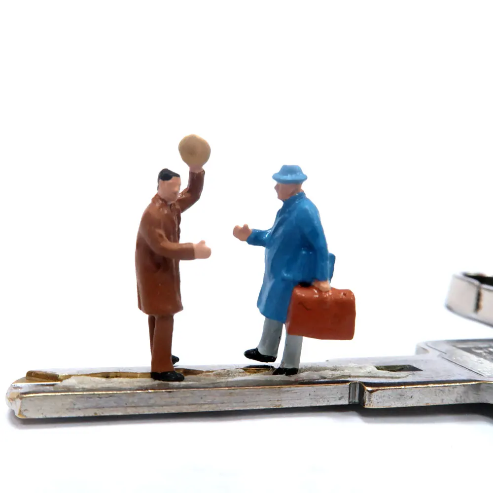 Миниатюрные фигурки для диорамы в масштабе 1:87 для железнодорожной модели Ho, изображающие бизнес-рукопожатие.