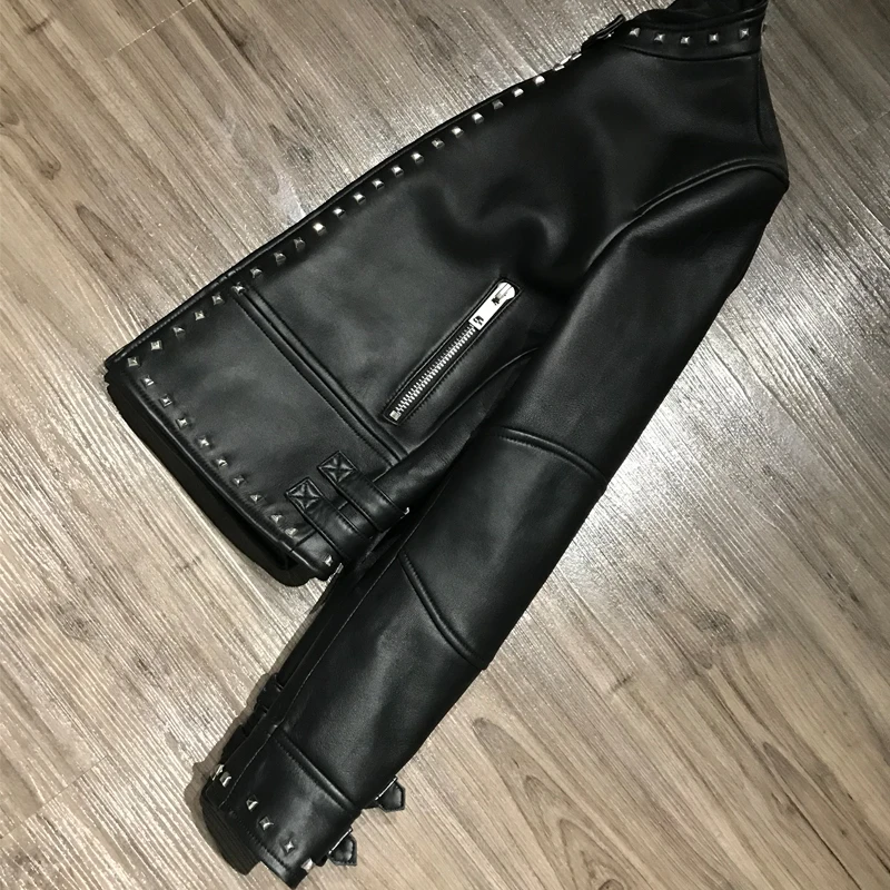 Кожаная куртка с заклепками | Женская одежда