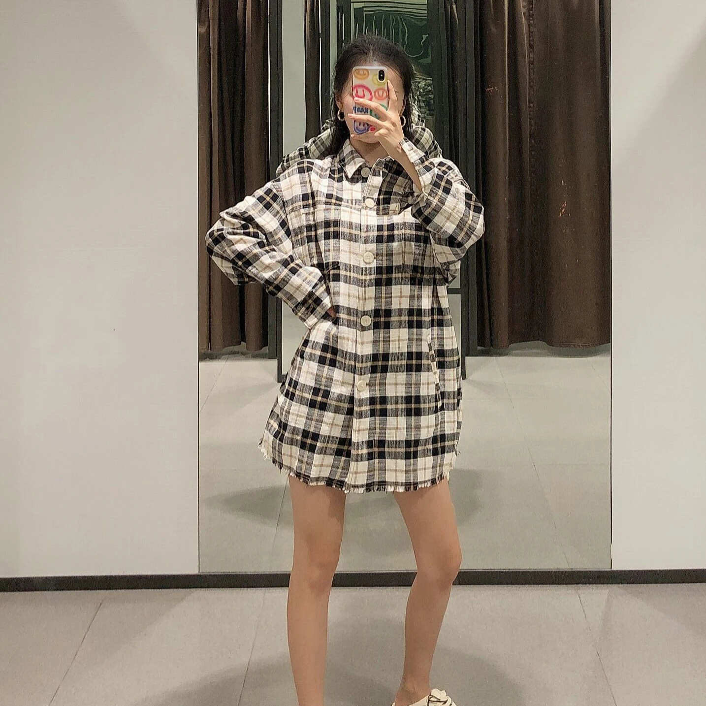 Модная приталенная куртка с отворотами пальто черно белая клетчатая свободная