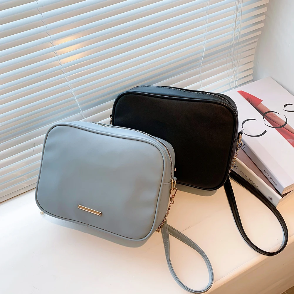 

Женская модная однотонная сумка-мессенджер через плечо из искусственной кожи, Женская Повседневная маленькая дизайнерская сумка на цепочк...