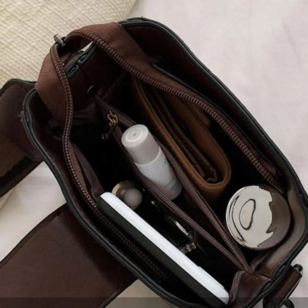 Модная женская сумка мессенджер через плечо однотонная вместительная кожаная