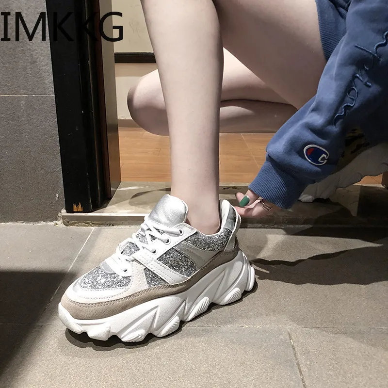 Женские Блестящие Кроссовки массивные на платформе черные белые обувь