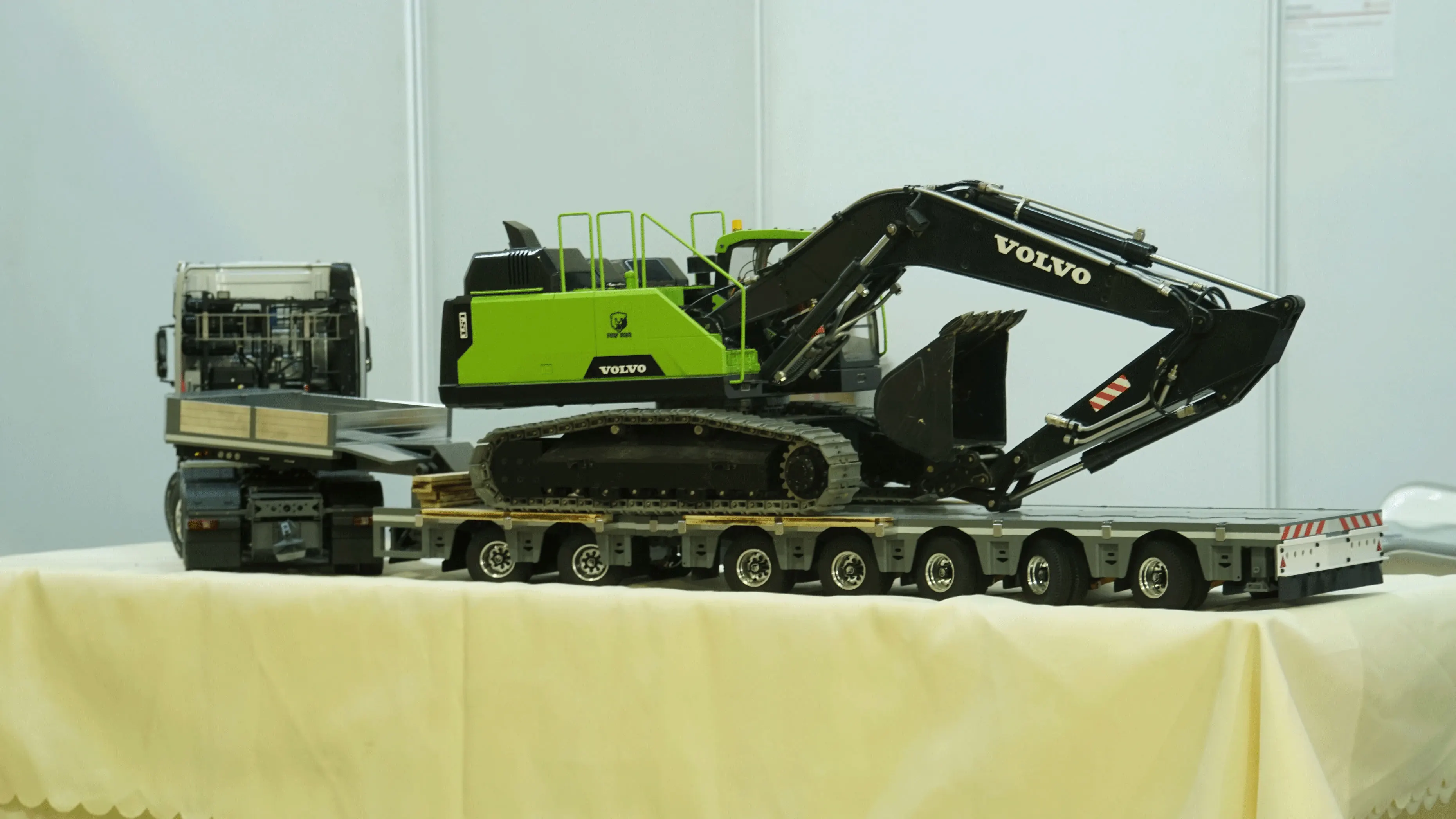 Фурия медведь 1/14 седельный тягач Европейский поддон грязи головка военные карты