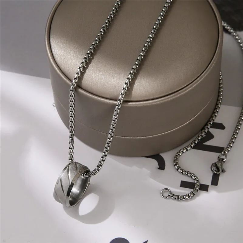 

New Fashion Men Necklace Round Pendant Titanium Steel Chain Necklace Men Gift Necklace Hip Hop Glittery Jewelry Accessories