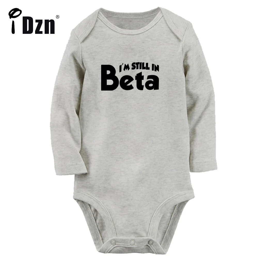 

Детский комбинезон с буквенным принтом «Я все еще в Бета»