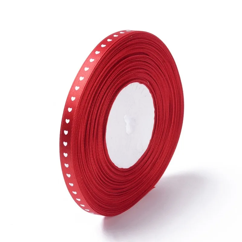Атласная лента с красным узором в виде сердца отлично подходит для упаковки