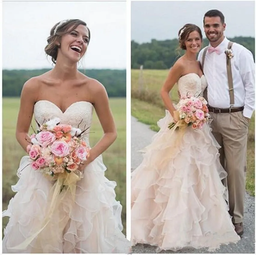 Женское кружевное платье цвета шампанского с а-силуэтом и оборками | Свадьбы