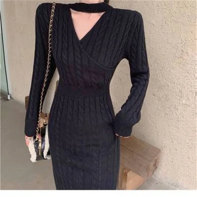 

Женское трикотажное платье-макси с лямкой на шее