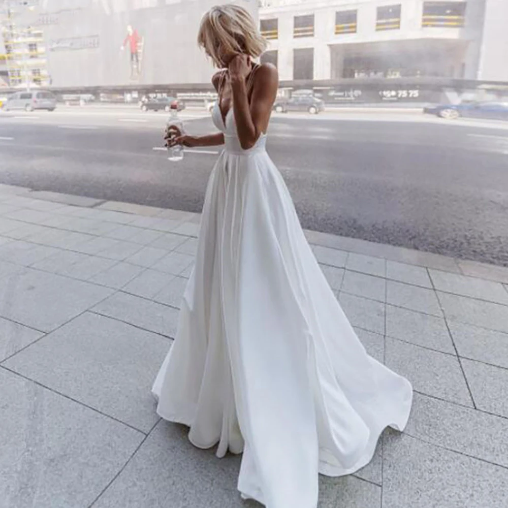 

Пляжное свадебное платье с глубоким V-образным вырезом в стиле бохо