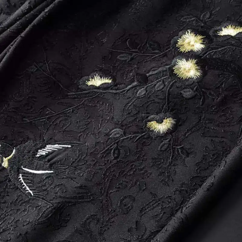 

Summer high end leisure sports suit men's personality plum blossom embroidery slim shorts short sleeve two piece set