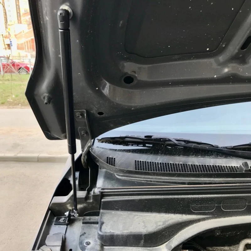 Передняя крышка капота автомобиля модифицирует газовые стойки поддерживающие