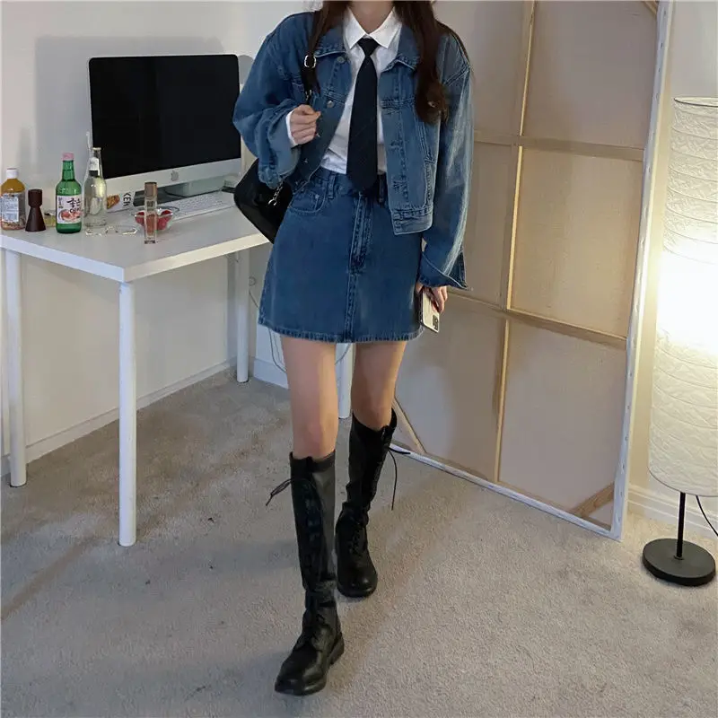 Женский костюм из двух предметов джинсовая куртка и свободная короткая юбка в