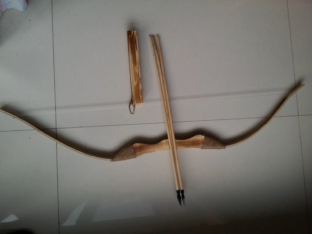 

Wooden Bow 3 Arrows Quiver--Kids Wood Archery Bow for Hunting Decoration As Toy Only