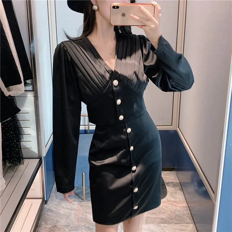 Элегантный атласный укороченный топ с v-образным вырезом и алмазной пряжкой